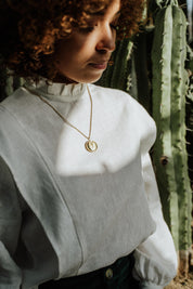 Detailaufnahme der weißen Margaret-Bluse aus Leinen, die den eleganten Schnitt und die leichte Textur des Stoffs betont.