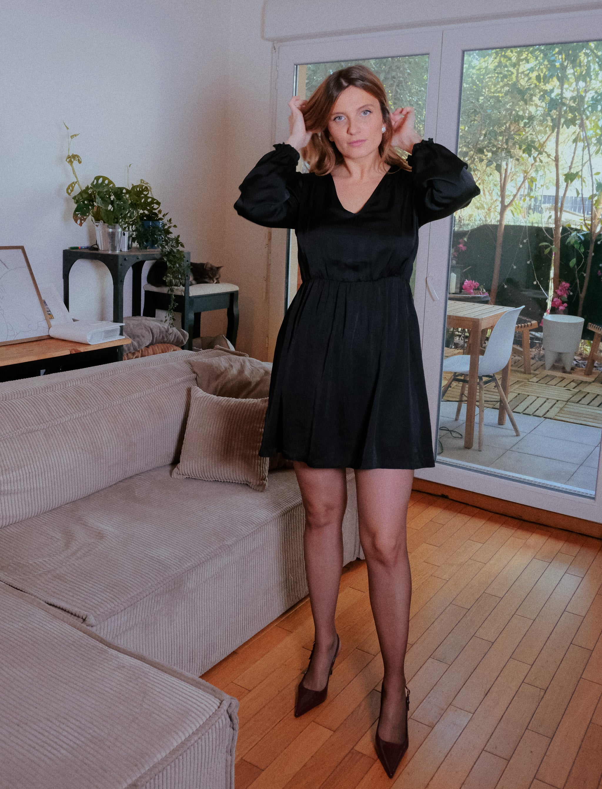 Zeitlos elegantes Stillkleid Lora in Schwarz, geeignet für jede Gelegenheit und weit über die Stillzeit hinaus tragbar.