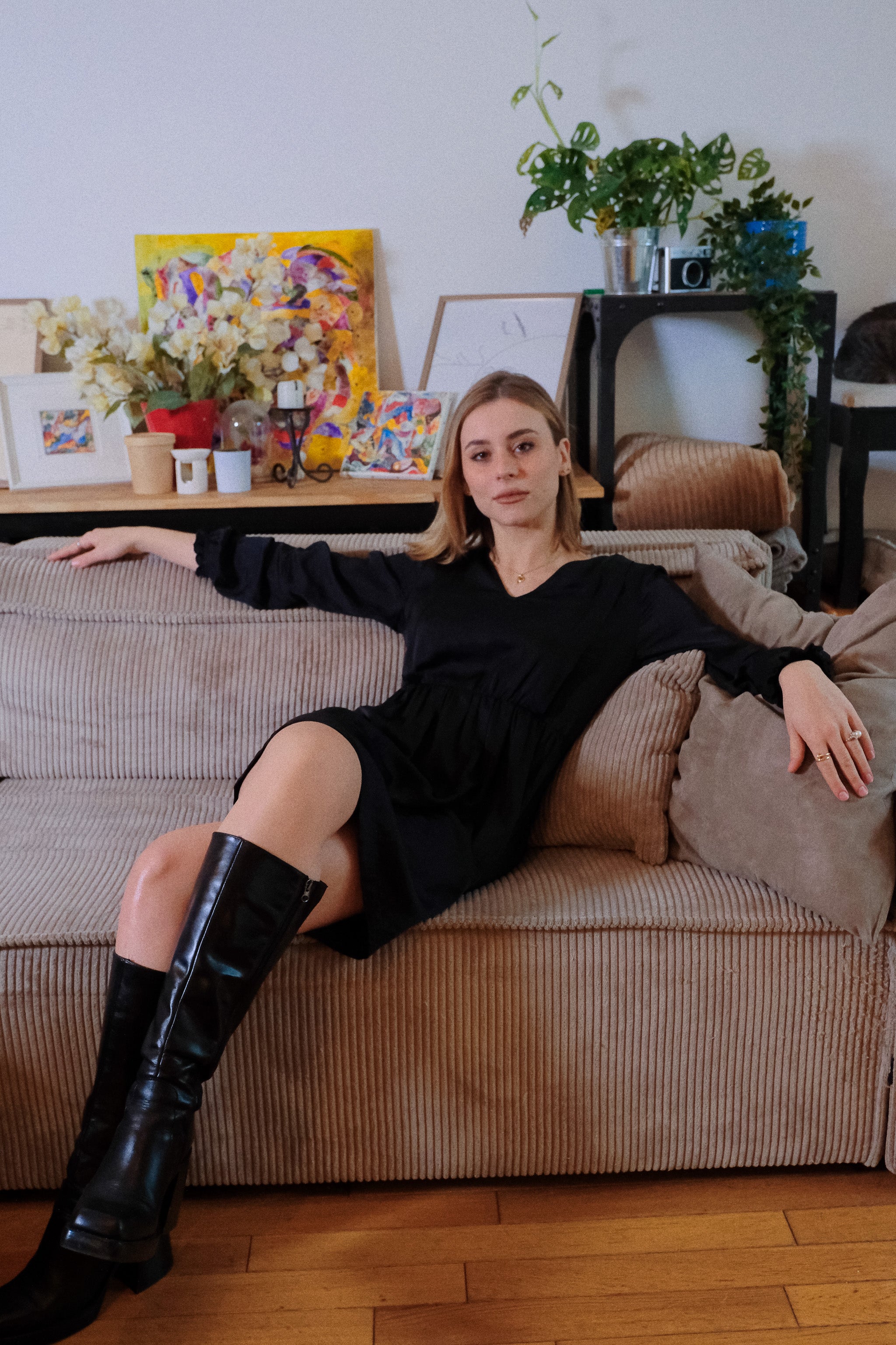 Das kleine Schwarze - Stillkleid Lora, kombiniert Komfort und schlichte Eleganz für moderne Mütter.