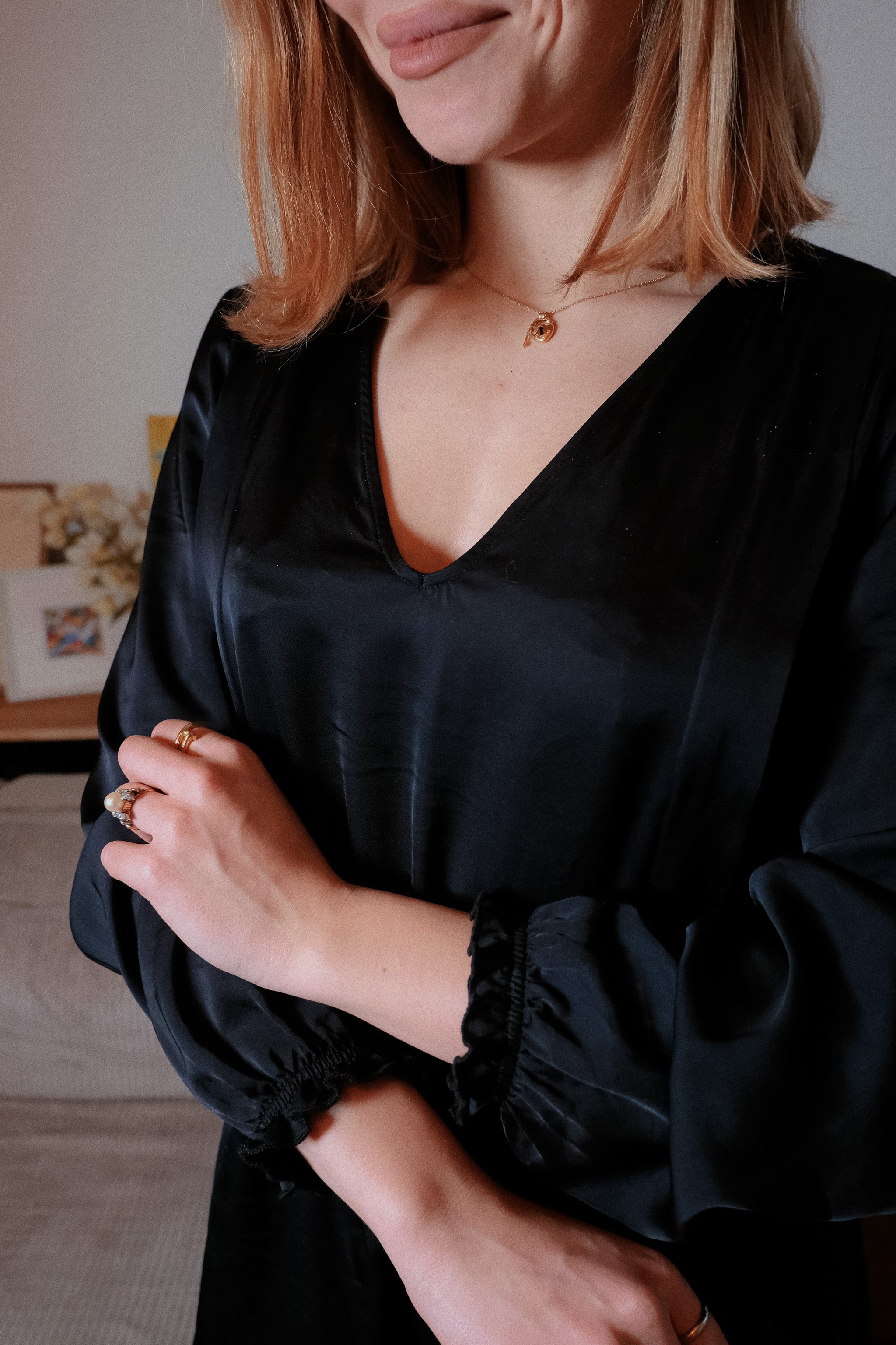 Schwarzes Stillkleid Lora mit diskreten Reißverschlüssen, perfekt für einfaches und stilvolles Stillen im Alltag.