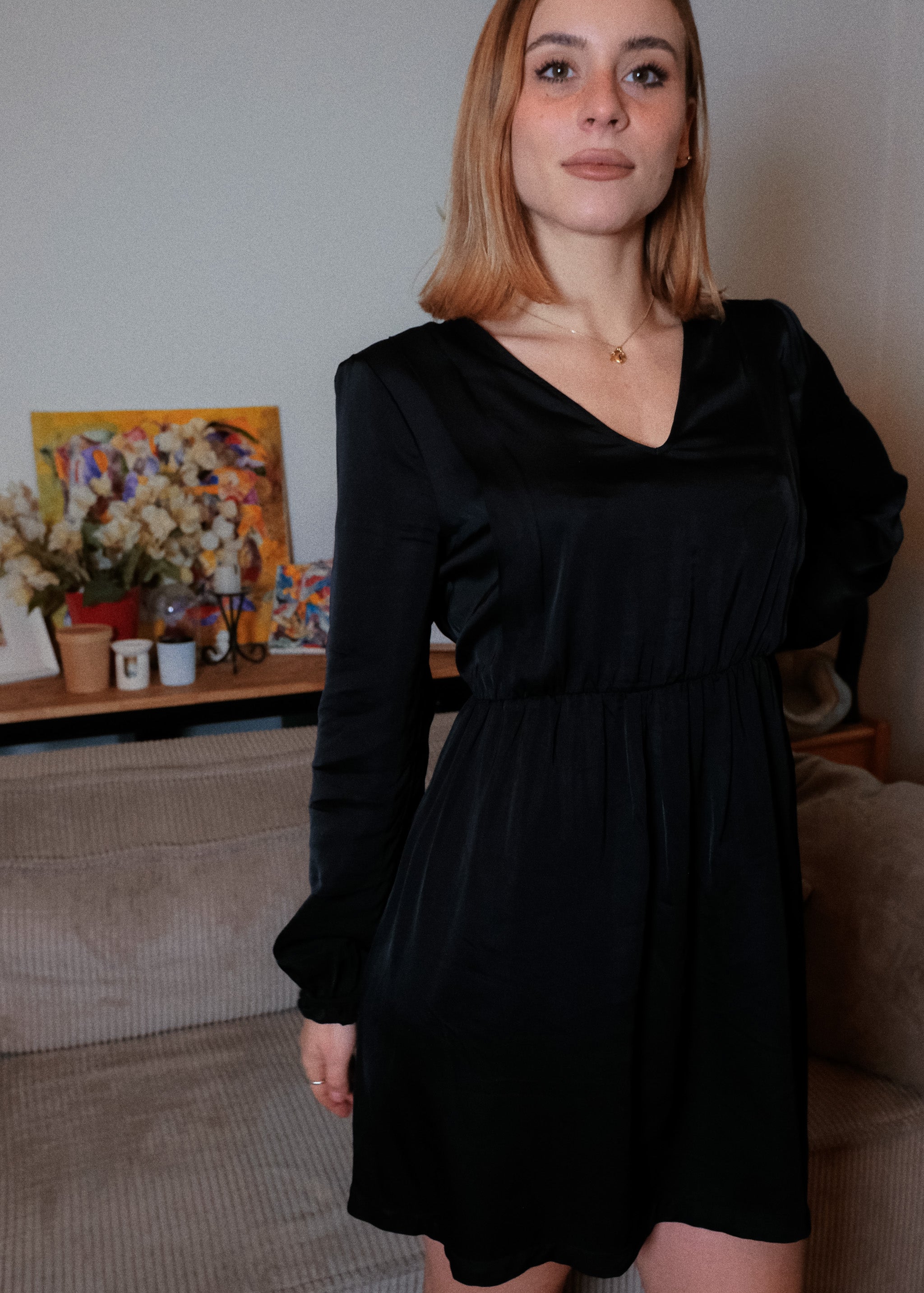 Schwarzes Kleid Lora aus seidiger Viskose mit versteckten Reißverschlüssen, ideal für diskretes Stillen.