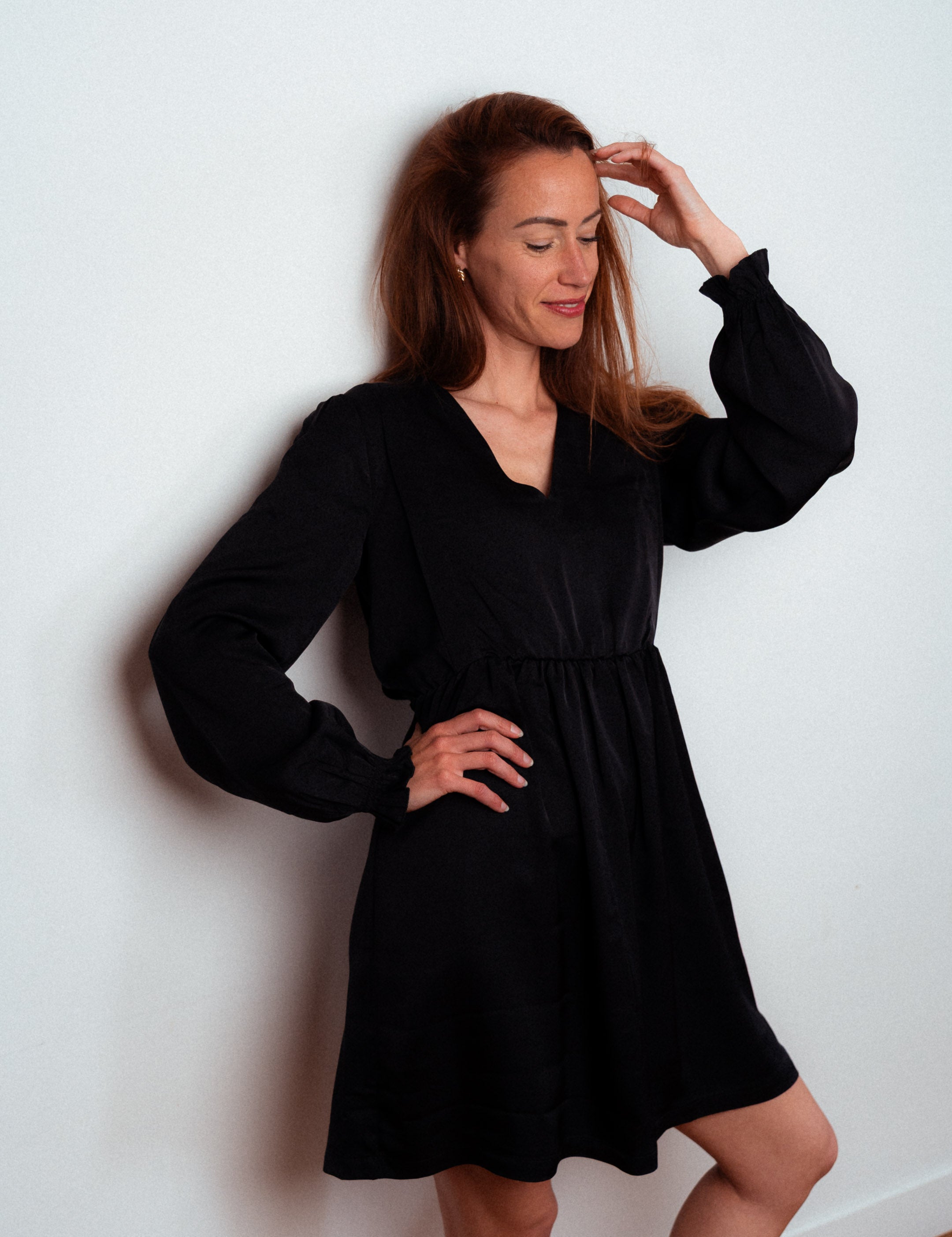 Das kleine Schwarze - elegantes Stillkleid Lora für besondere Anlässe und den Alltag junger Mütter.