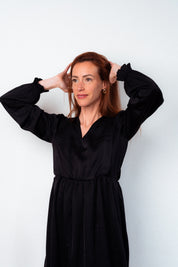 Stillkleid Lora – das perfekte kleine Schwarze für stilbewusste Mütter, mit funktionalen Details für bequemes Stillen im Alltag.
