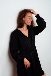 Stillkleid Lora – elegantes schwarzes Stillkleid aus weicher Viskose mit diskreten Reißverschlüssen zum unkomplizierten Stillen.
