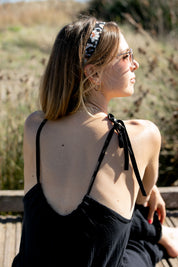 Detail Rückenausschnitt mit Bindeband, feminines Design
