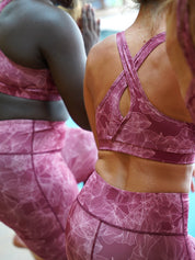 Rückansicht des Fitness-Bustiers ‘MÉSANGE’ mit Bordeaux Blumenmotiv – stilvolle, gekreuzte Träger für optimalen Halt und elegantes Design. Nachhaltig aus recyceltem Polyester hergestellt