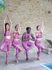 Frauen-Yoga-Session im Freien mit dem Fitness-Bustier ‘MÉSANGE’ und der ‘COLIBRI’-Leggings mit Bordeaux Blumenmotiv – recycelte Materialien, ideal für Bewegungsfreiheit und Performance