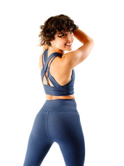 Studio-Shooting mit Frau in Petrolblaue Colibri-Leggings, atmungsaktiv und nachhaltig für intensives Training