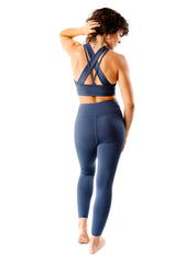 Frau in Studio-Pose mit Petrolblaue Colibri-Leggings, elegantes Design und hoher Tragekomfort
