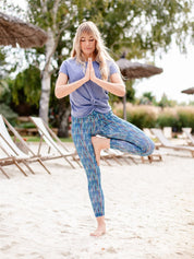 Frau im Freien trägt Colibri-Leggings mit Blättermotiv, flexibles, atmungsaktives Material für Yoga