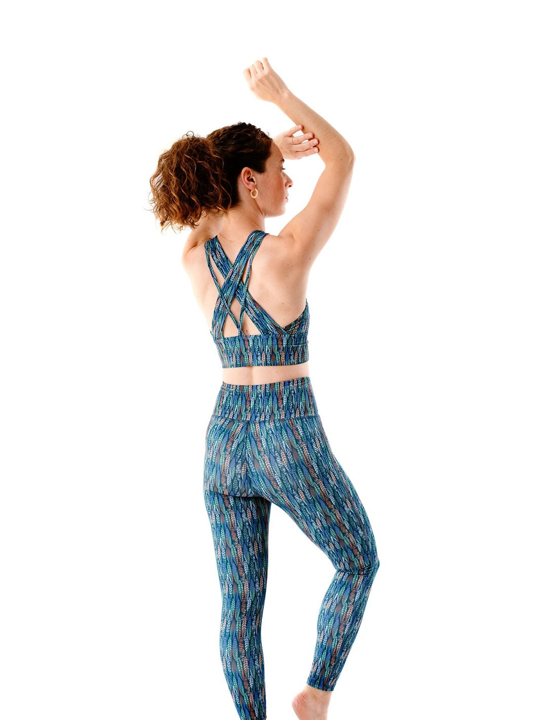 Frau im Studio trägt Colibri-Leggings mit Blättermotiv, atmungsaktiver, flexibler Stoff für Yoga und Fitness