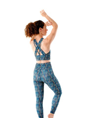 Frau im Studio trägt Colibri-Leggings mit Blättermotiv, atmungsaktiver, flexibler Stoff für Yoga und Fitness