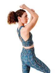 Moderne Yoga-Pose im Studio mit Colibri-Leggings, Blättermotiv, perfekt für bewegungsintensive Aktivitäten