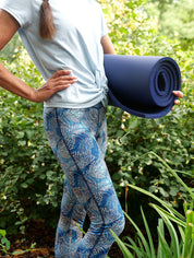 Detailansicht – Fitness-Leggings ‘Colibri’ mit blauem Dschungelmuster, recycelte Materialien & perfekte Passform