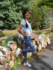 Frau im Freien – Fitness-Leggings ‘Colibri’ mit blauem Dschungelmuster, nachhaltig & bequem