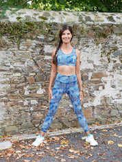 Frau trägt Fitness-Leggings ‘Colibri’ mit blauem Dschungelmuster im Freien
