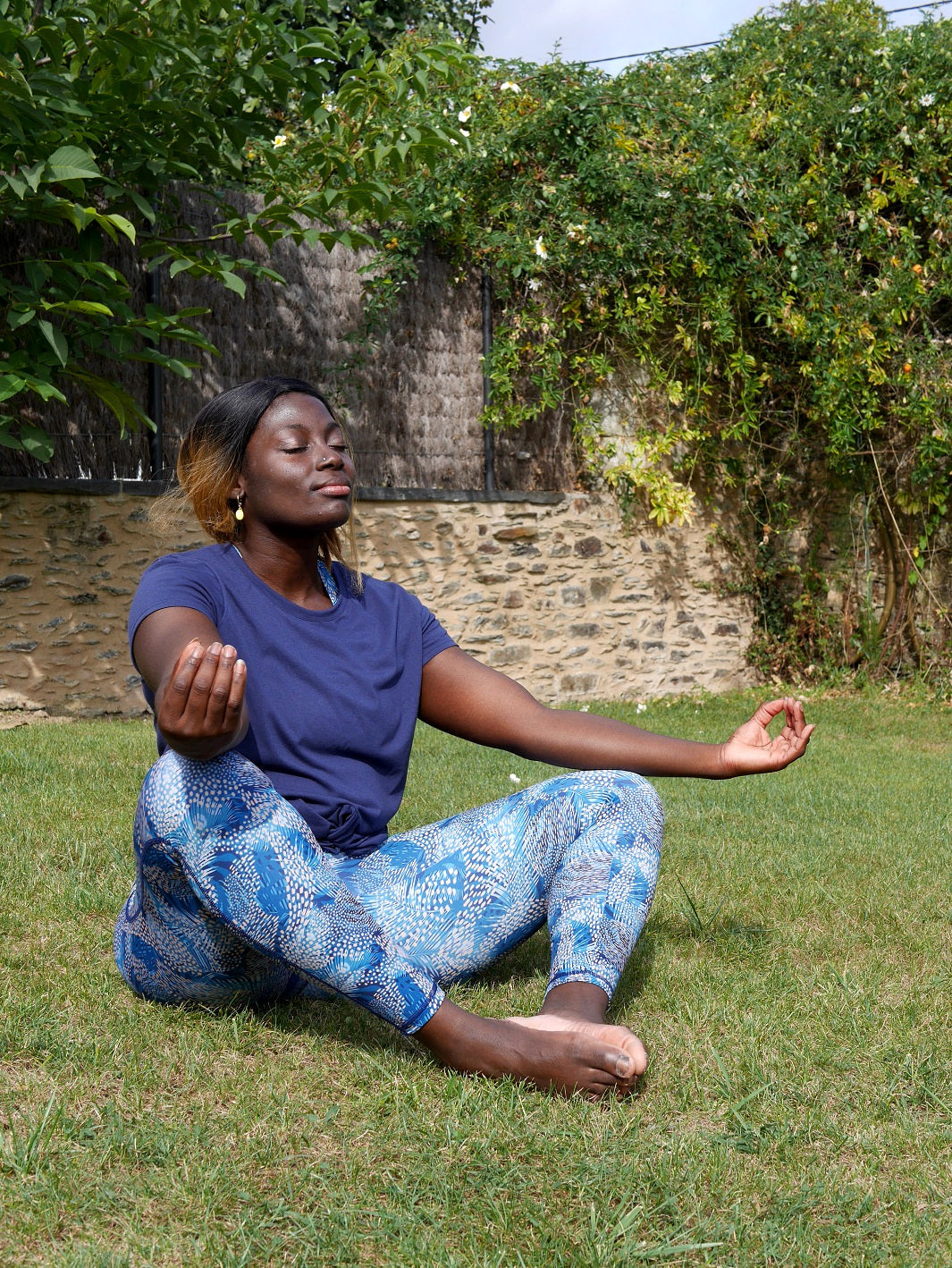 Meditation im Freien – nachhaltige Fitness-Leggings ‘Colibri’ mit blauem Dschungelmuster, bequem & atmungsaktiv