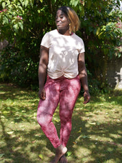 Frau im Freien trägt Bordeaux Colibri-Leggings mit Blumenmotiv, ideal für Yoga und Fitness