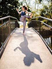 Zebra-Muster Fitness-Leggings Colibri in Aktion, eine Frau praktiziert Yoga im Freien