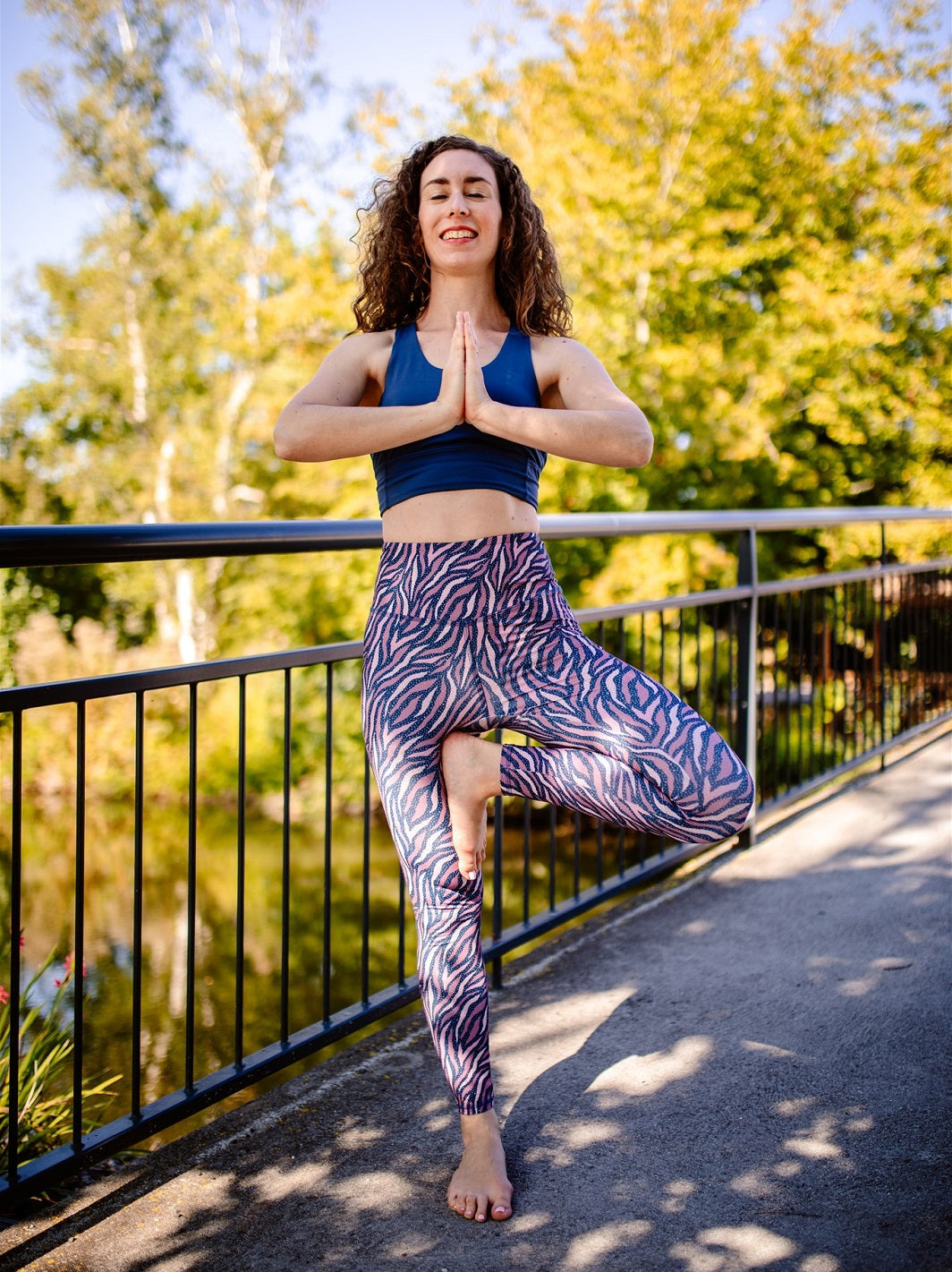 Yoga-Posen im Freien, Frau trägt Colibri-Leggings mit Zebramuster für maximalen Komfort