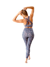 Frau im Studio trägt Colibri-Leggings mit Zebramuster, perfekte Passform für Yoga und Fitness