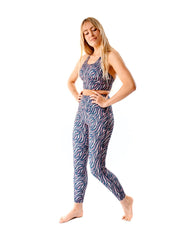 Studio-Aufnahme einer Frau in Colibri-Leggings mit Zebramuster, ideal für intensive Workouts