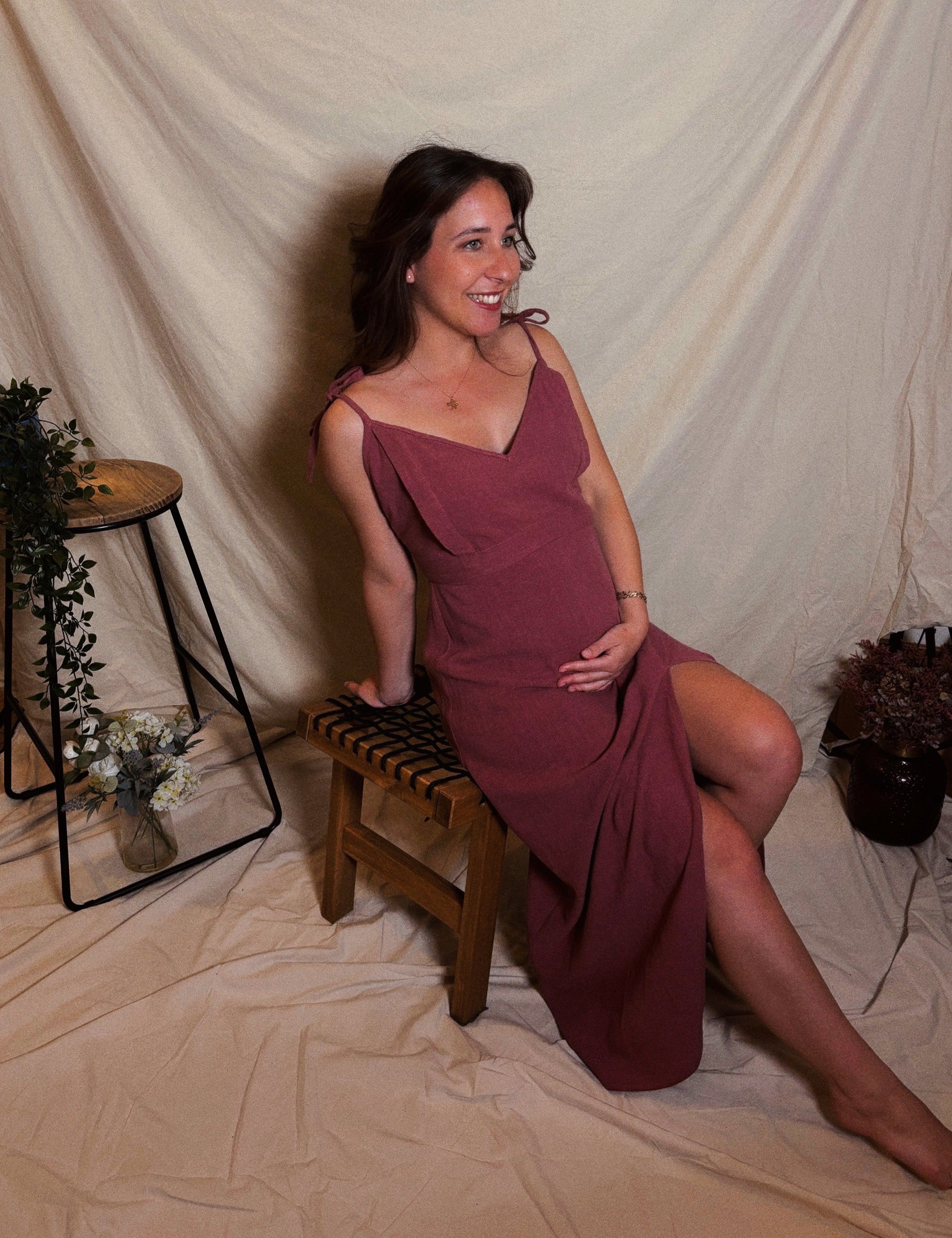 Stillkleid Noémie in Rosa mit Taillengürtel und schmalen Trägern für einen femininen Sommerlook.