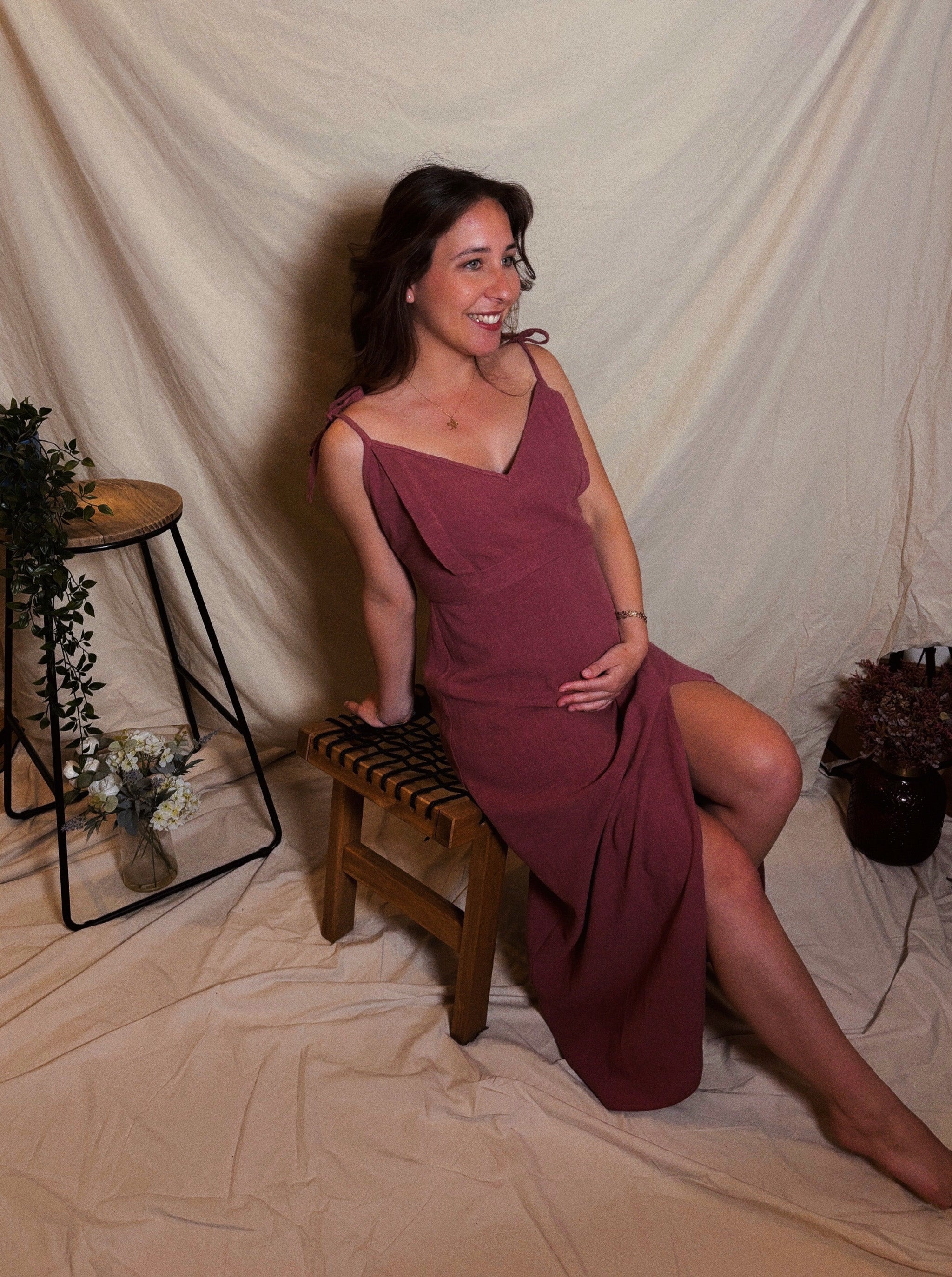 Stillkleid Noémie in Rosa mit Taillengürtel und schmalen Trägern für einen femininen Sommerlook.
