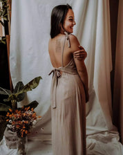 Langes Stillkleid Noémie in Beige mit tiefem Rückenausschnitt, ideal für sonnige Tage.