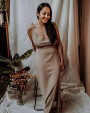 Elegantes Stillkleid Noémie in Beige mit Taillengürtel und femininem Sommerstil.