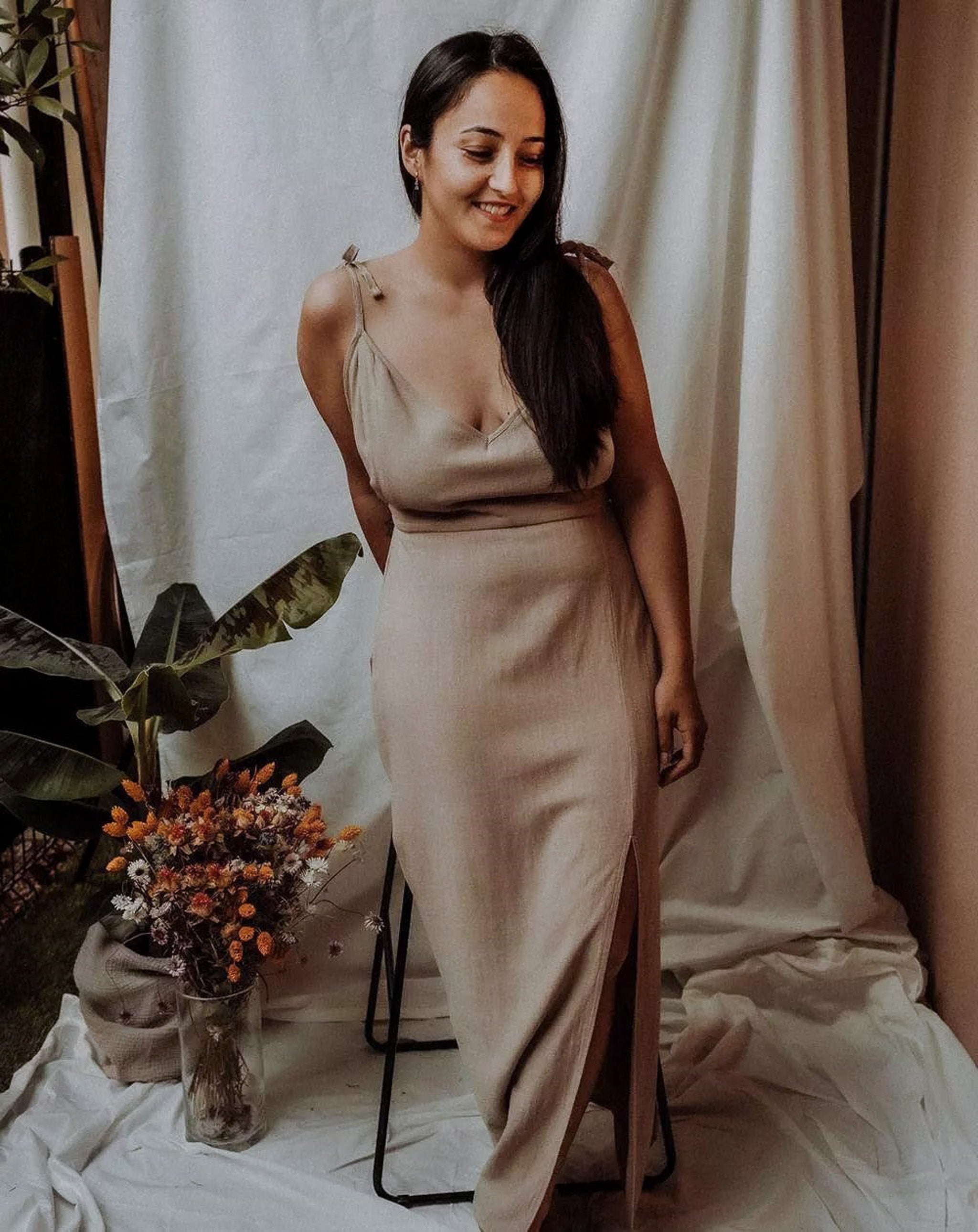 Elegantes Stillkleid Noémie in Beige mit Taillengürtel und femininem Sommerstil.