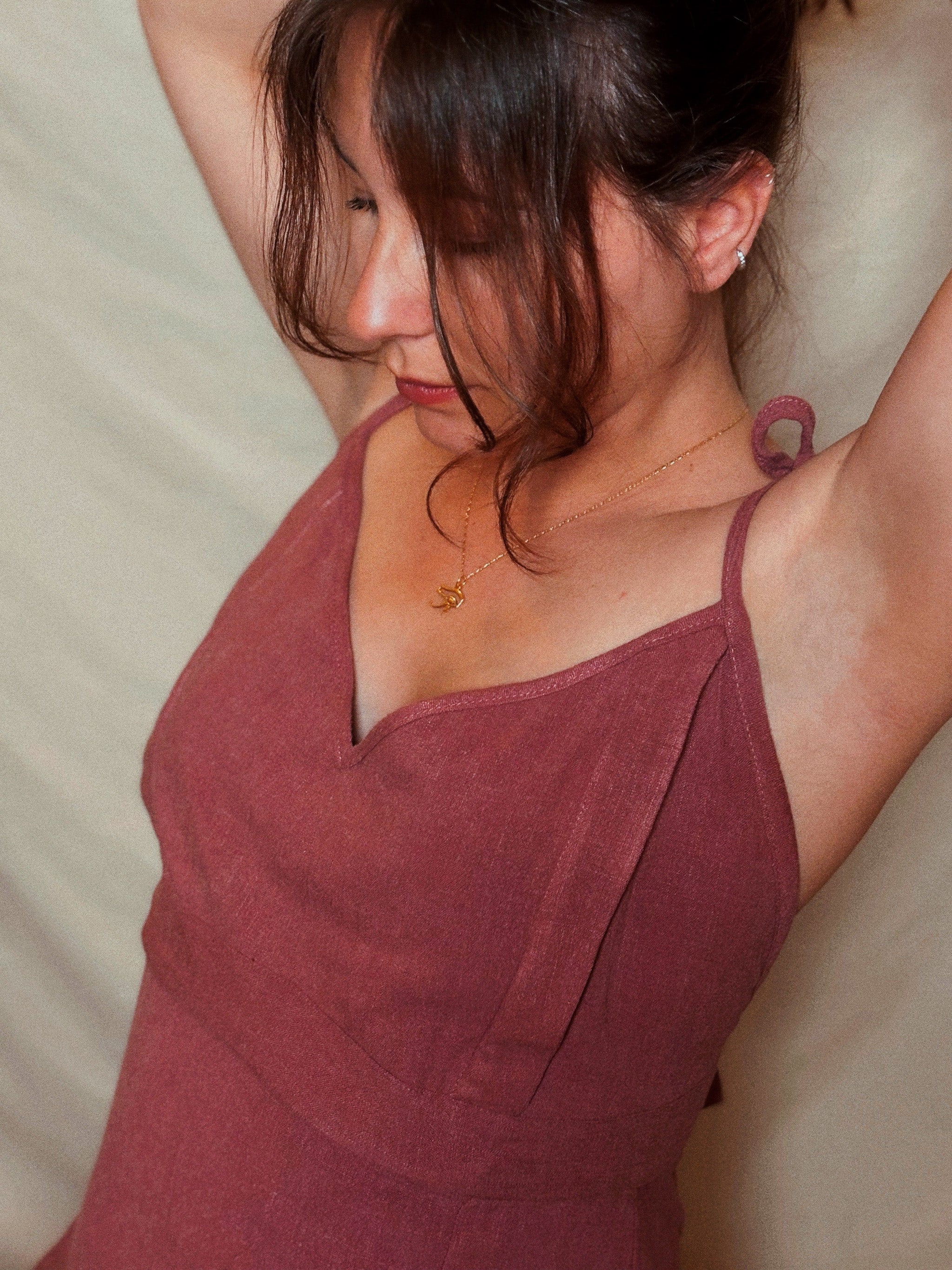 Detailansicht des langen Stillkleides Noémie in Rosa mit verstellbaren Trägern.