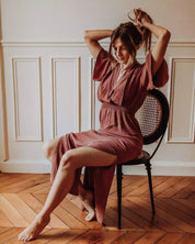 Langes Stillkleid Tania mit geradem Empire-Schnitt und Schmetterlingsärmeln.