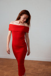 Elegantes Damen-Strickkleid in Rot aus Merinowolle mit Bardot-Ausschnitt. Nachhaltige französische Mode mit figurbetonter Passform.