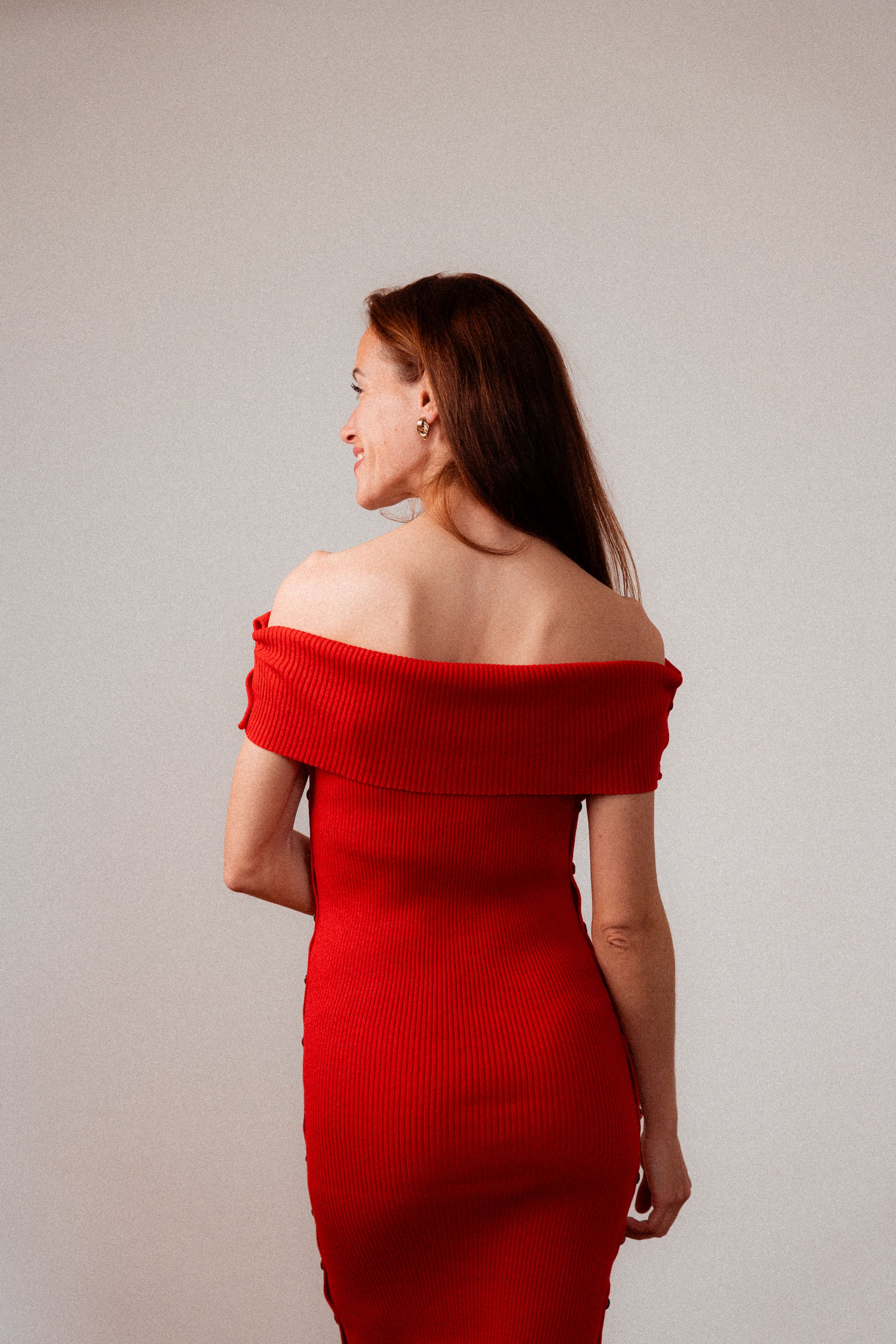 Rotes Merinokleid Céphée von hinten – figurbetont, nachhaltig, mit Bardot-Ausschnitt, eleganter französischer Stil
