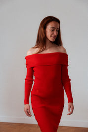 Strickkleid mit Ärmeln in leuchtendem Rot, modulares Design, nachhaltige Damenmode.