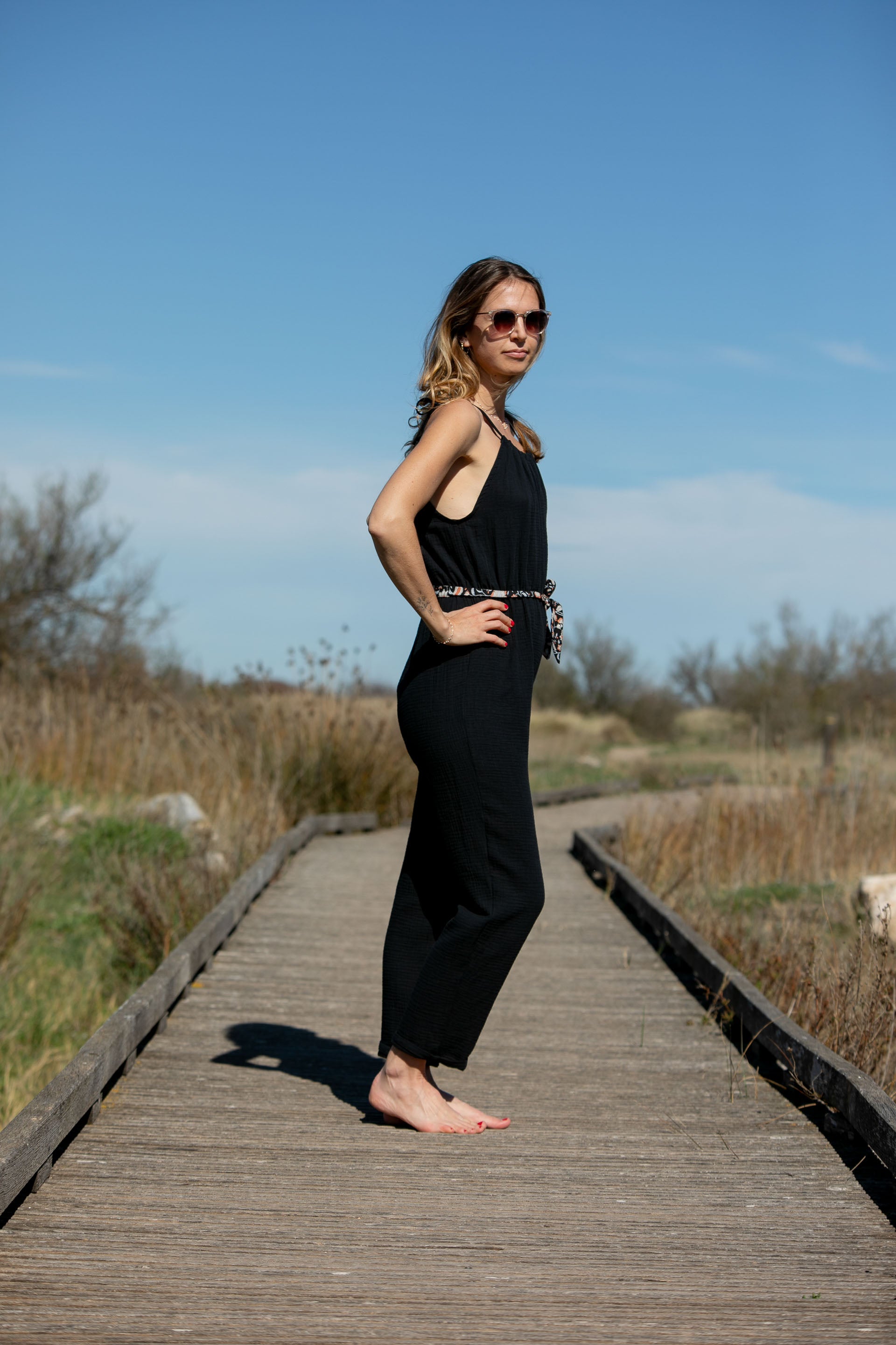 Seitliche Ansicht des nachhaltigen Jumpsuits aus Bio-Baumwolle