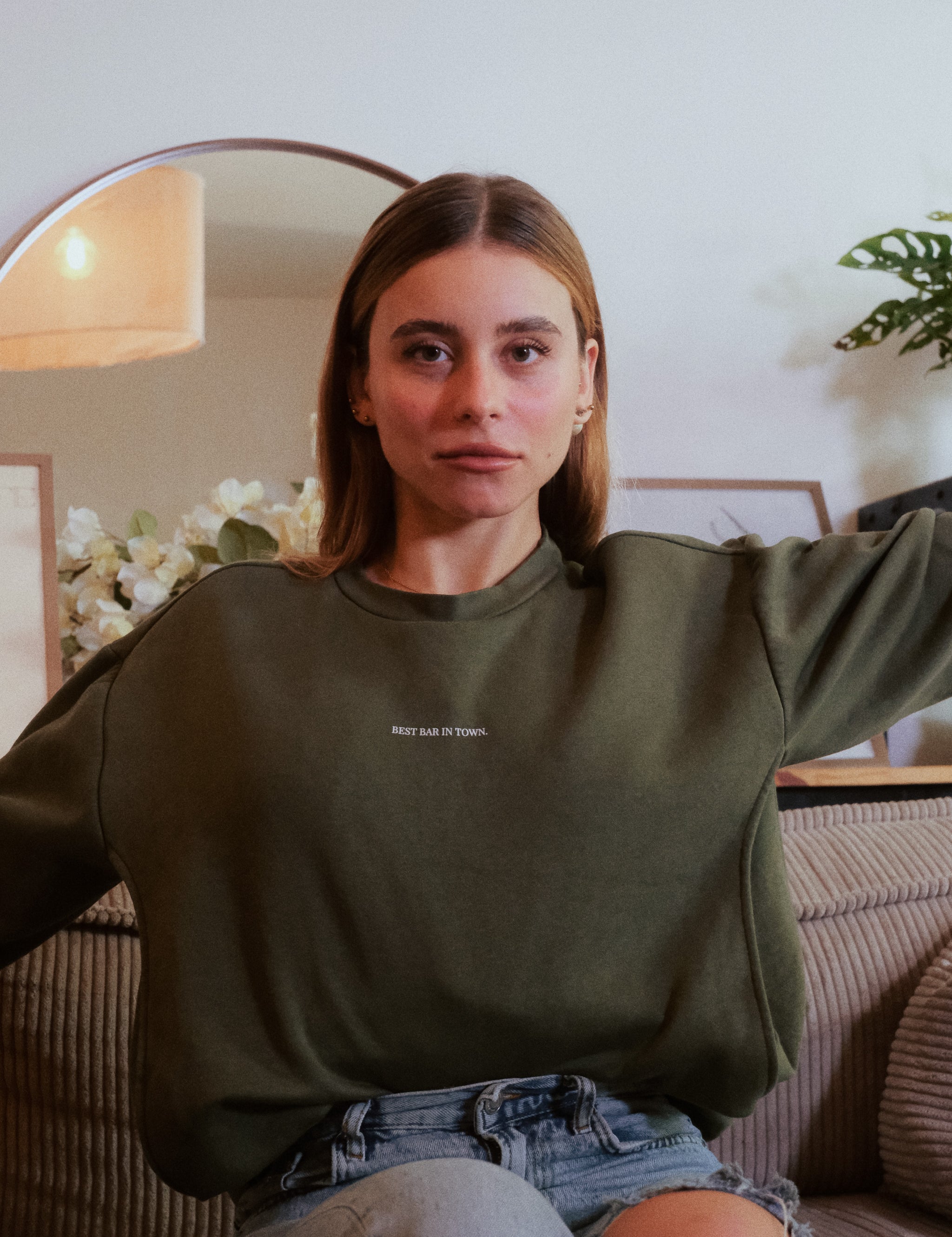 Moderne junge Mutter im Oversize-Still-Sweatshirt Gigi in Khaki, perfekt für den Alltag