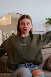 Moderne junge Mutter im Oversize-Still-Sweatshirt Gigi in Khaki, perfekt für den Alltag