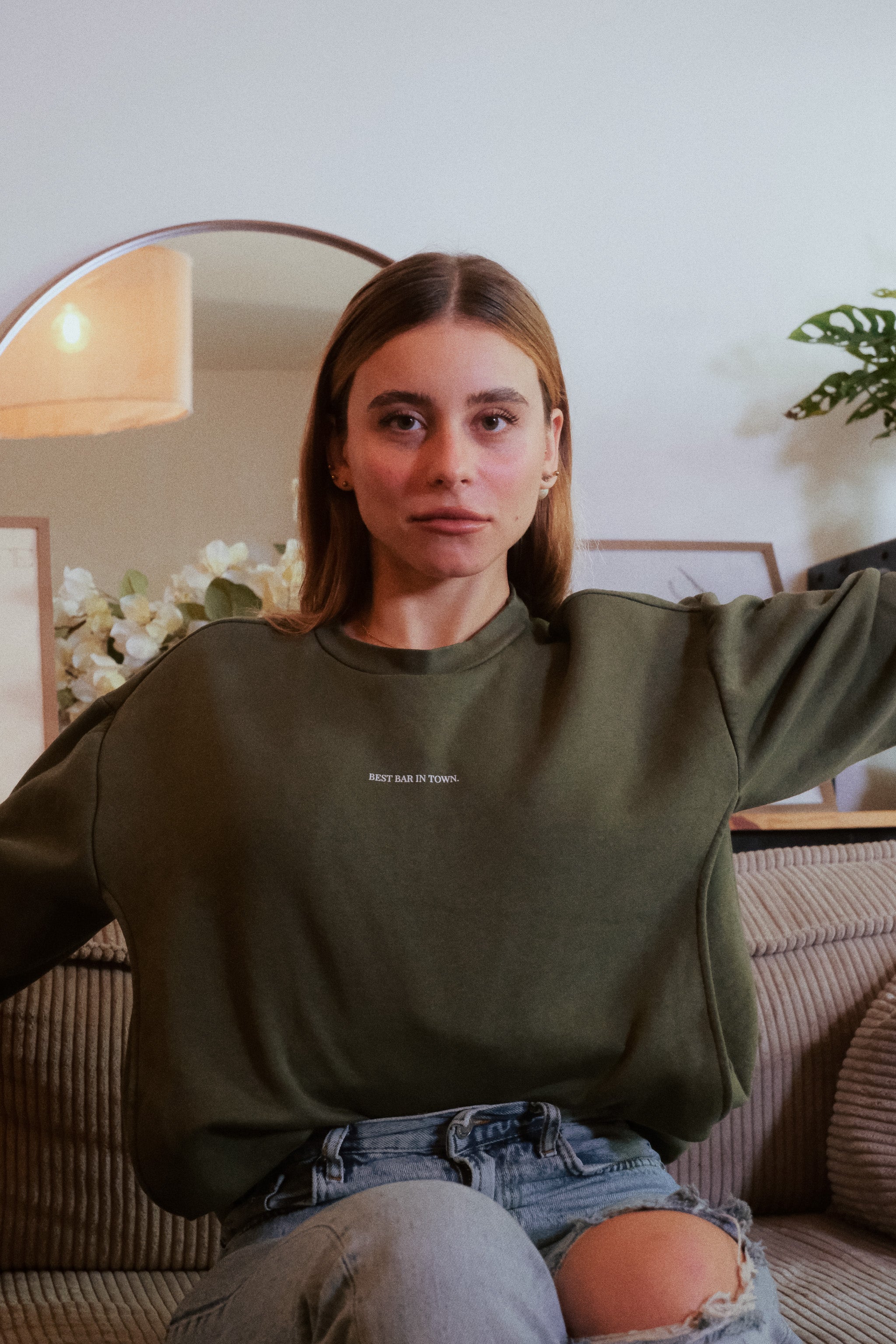 Moderne junge Mutter im Oversize-Still-Sweatshirt Gigi in Khaki, perfekt für den Alltag