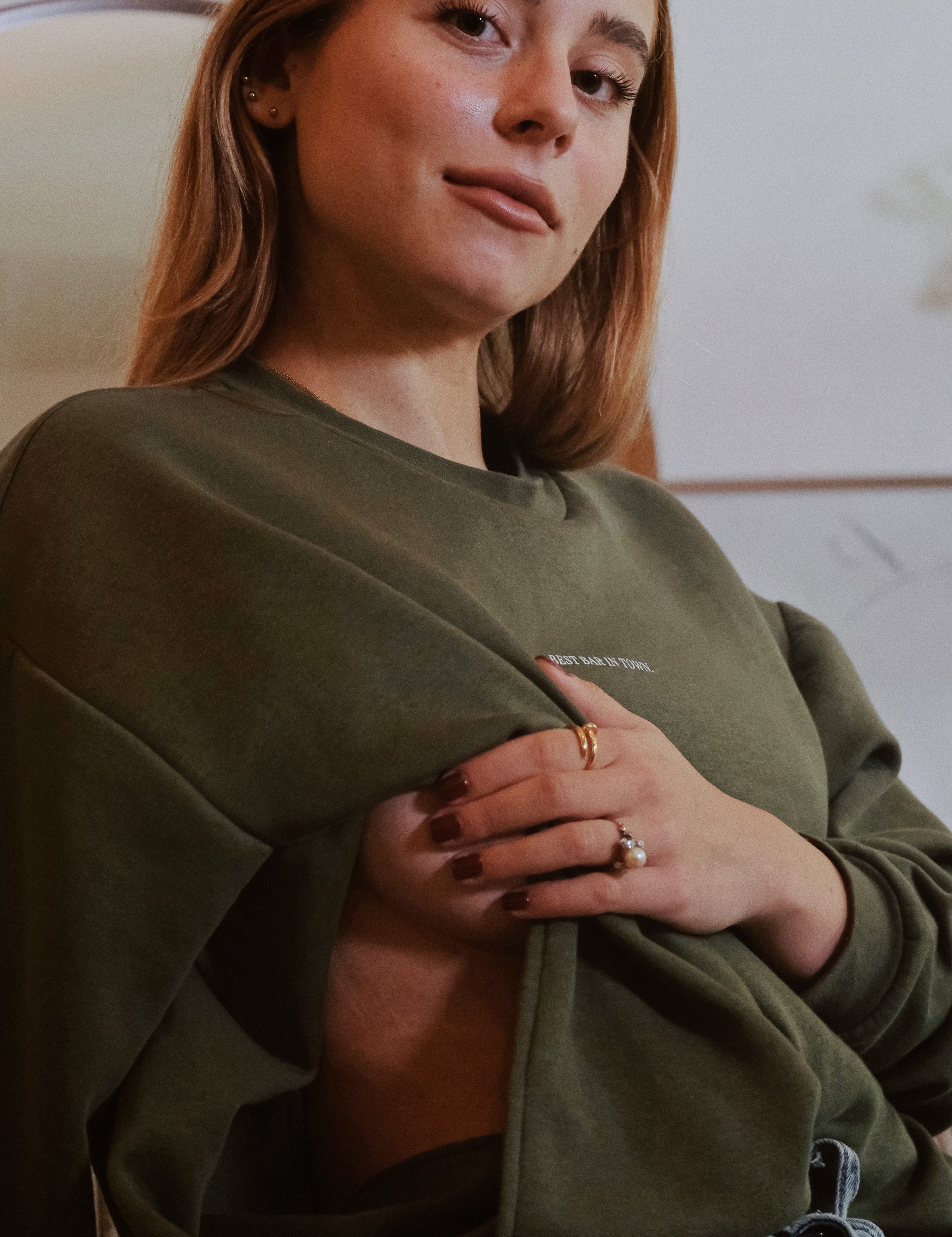 Close-up des diskreten Stillöffnungen des Oversize-Sweatshirts Gigi in Khaki, ideal für diskretes Stillen.