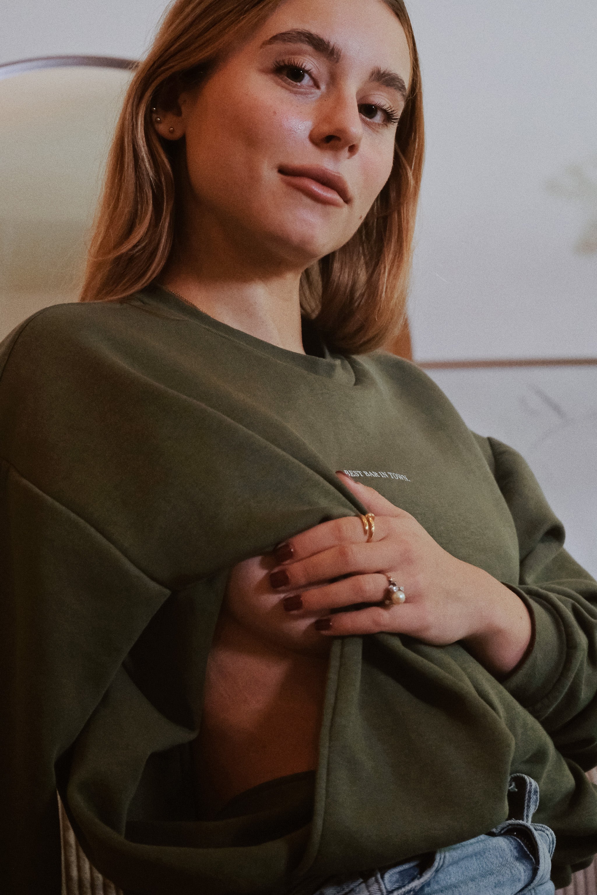 Close-up des diskreten Stillöffnungen des Oversize-Sweatshirts Gigi in Khaki, ideal für diskretes Stillen.