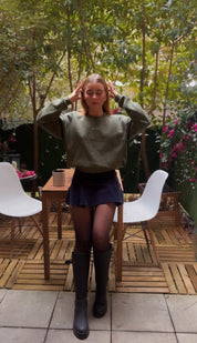 Oversize-Still-Sweatshirt Gigi in Khaki mit diskreten Stillöffnungen, getragen von einer Frau