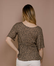 Rückansicht Blusentop Leo-Print, luftige EcoVero-Viskose, nachhaltige Damenmode aus Frankreich, eleganter Look für den Sommer.