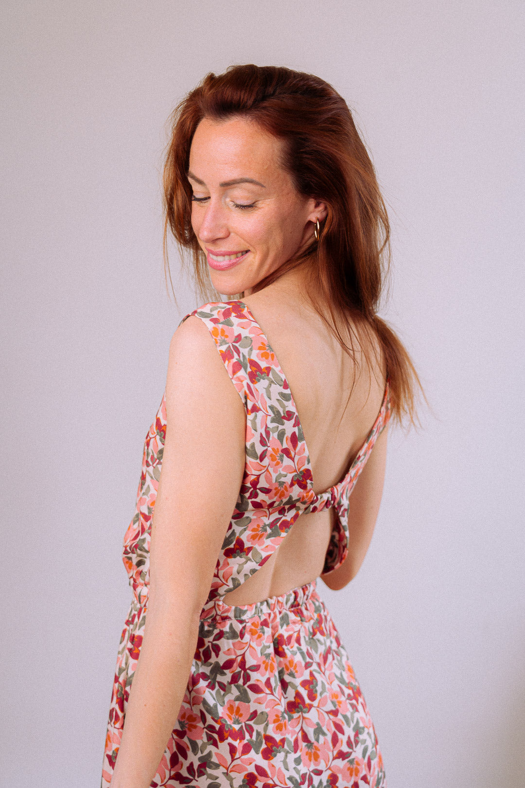Rückenansicht vom Sommerkleid "Michelle" – nachhaltiges Damenkleid aus EcoVero™-Viskose mit elegantem Rückenausschnitt, made in France.