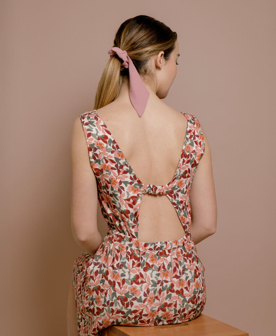 Rückansicht des Sommerkleids Michelle – eleganter Schnitt mit französischem Design, perfekt für nachhaltige Sommermode.