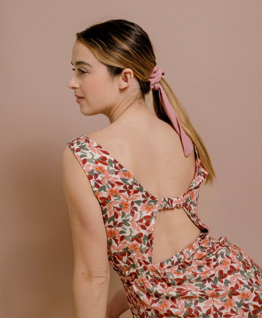 Rückansicht des nachhaltigen Sommerkleids Michelle – stilvolle Damenmode aus Frankreich, mit zeitlosem Schnitt und EcoVero™-Viskose.