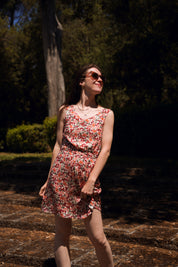 Sommerkleid Michelle in Bewegung – leichtes Damen Sommerkleid mit Blumenmuster, ideal für nachhaltige Mode und heiße Sommertage.