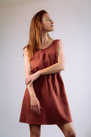 Sommerkleid "Mathilde" im Studio.
Nachhaltiges Sommerkleid aus Leinen in warmem Terrakotta – feminine Damenmode mit französischer Eleganz für sonnige Tage.