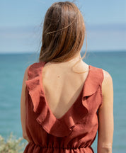 Nahaufnahme vom Rückenausschnitt mit Volant des Sommerkleids "Mathilde". Elegantes Damen Sommerkleid aus Leinen – französische Modemarke mit nachhaltigem Stil.